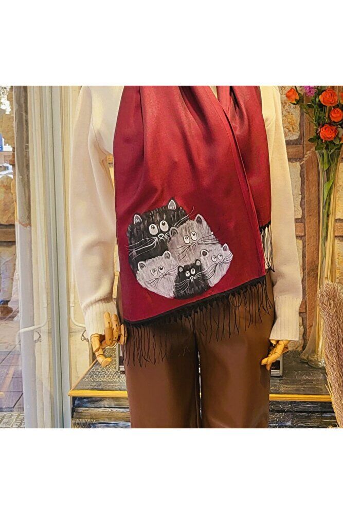 Kırmızı Şal Da Şapşik Kediler Ailesi