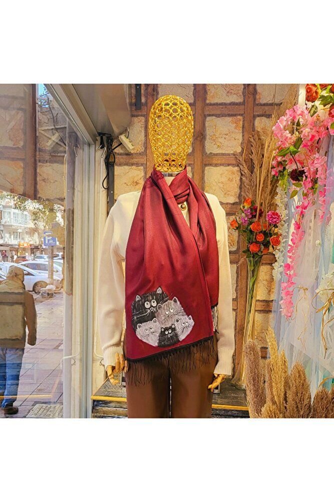 Kırmızı Şal Da Şapşik Kediler Ailesi