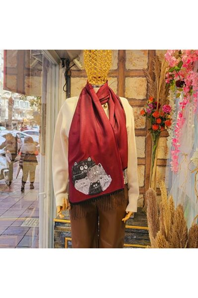 Kırmızı Şal Da Şapşik Kediler Ailesi