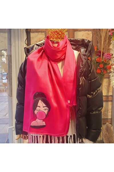 Şeker Pembe Şalda Sacları Toplu Kız