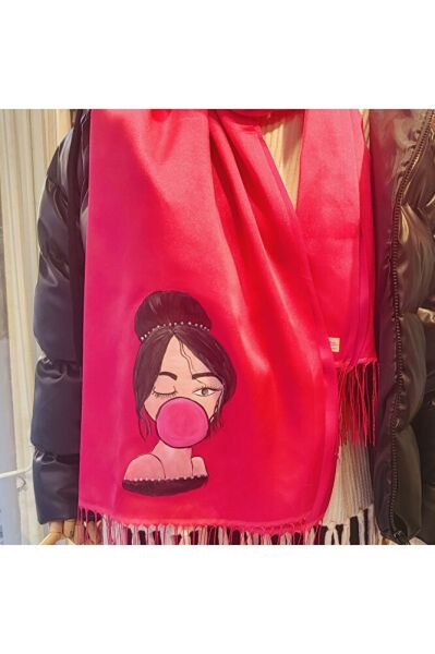 Şeker Pembe Şalda Sacları Toplu Kız