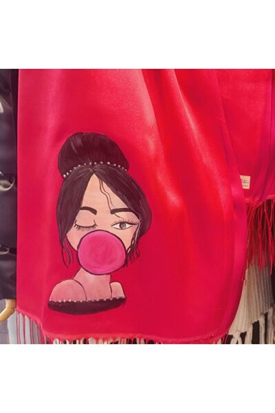 Şeker Pembe Şalda Sacları Toplu Kız