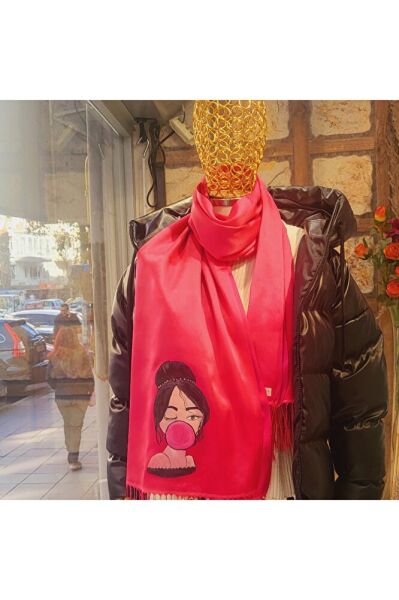 Şeker Pembe Şalda Sacları Toplu Kız