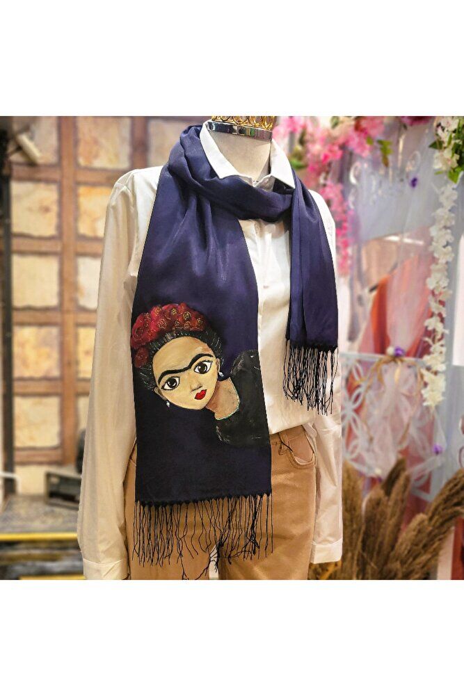 Lacivert Şalda Bir Kadın