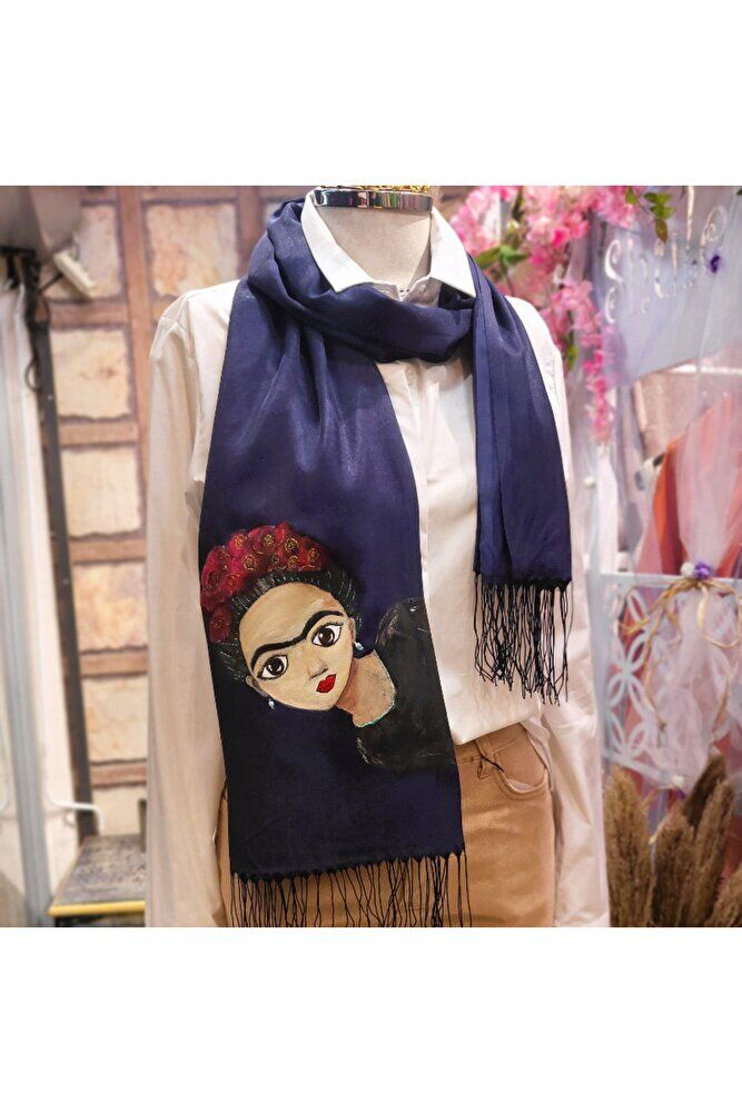 Lacivert Şalda Bir Kadın