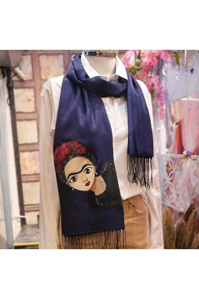 Lacivert Şalda Bir Kadın