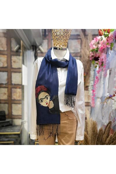 Lacivert Şalda Bir Kadın