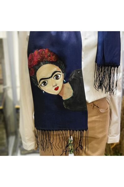 Lacivert Şalda Bir Kadın