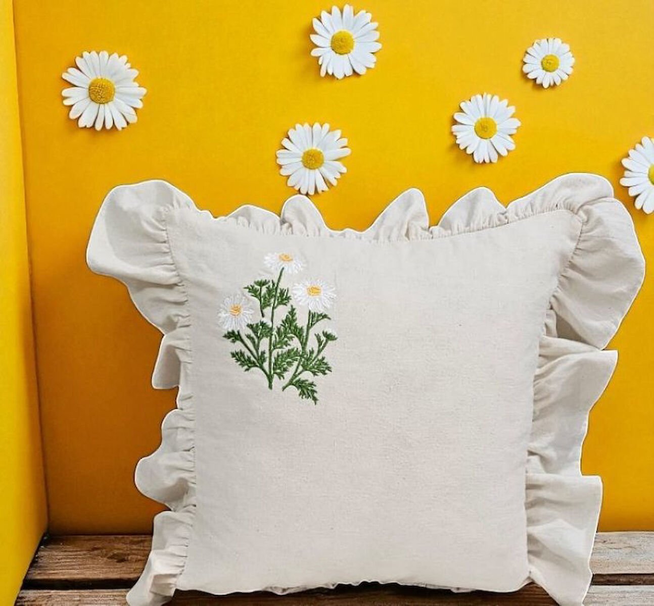 Yıkanmış Keten PAPATYA NAKISLI Fırfırlı Kırlent Kılıfı