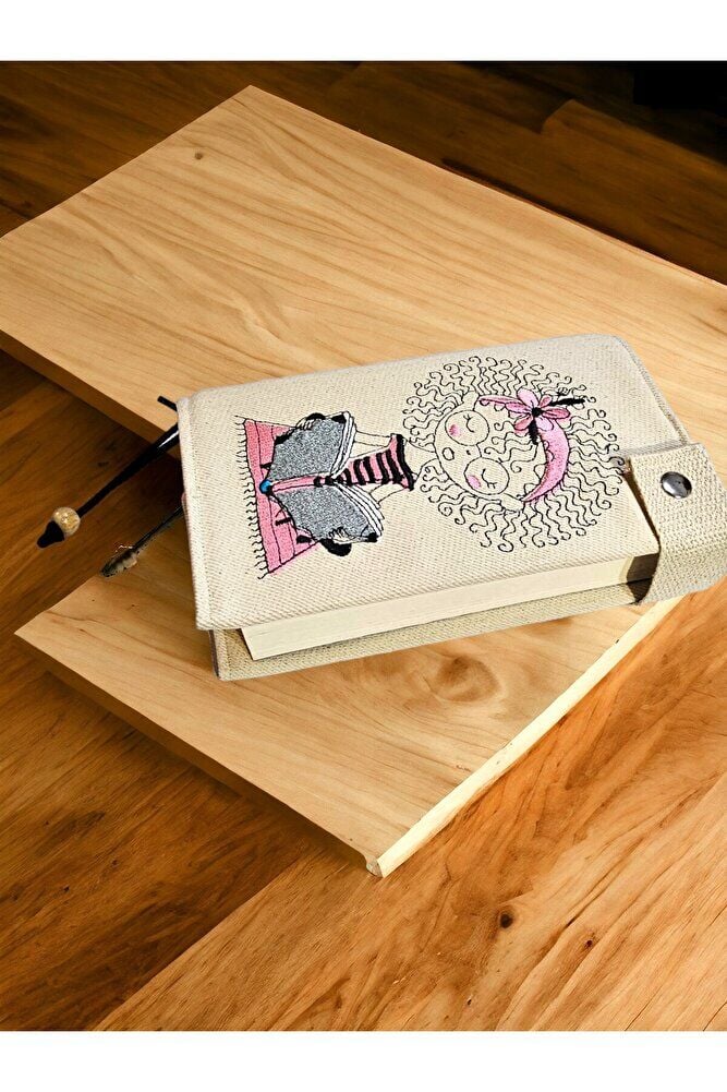 EL YAPIMI KİTAP OKUYAN Kiz Nakişli Kitap Kilifi