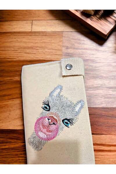 EL YAPIMI SAKIZ ŞİŞİREN LAMA Nakişli Kitap Kilifi