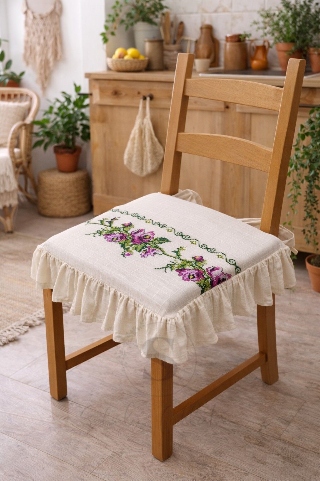 Romantik Ege MOR GÜL KANAVİÇE Nakışlı Fırfırlı Sandalye Minderi