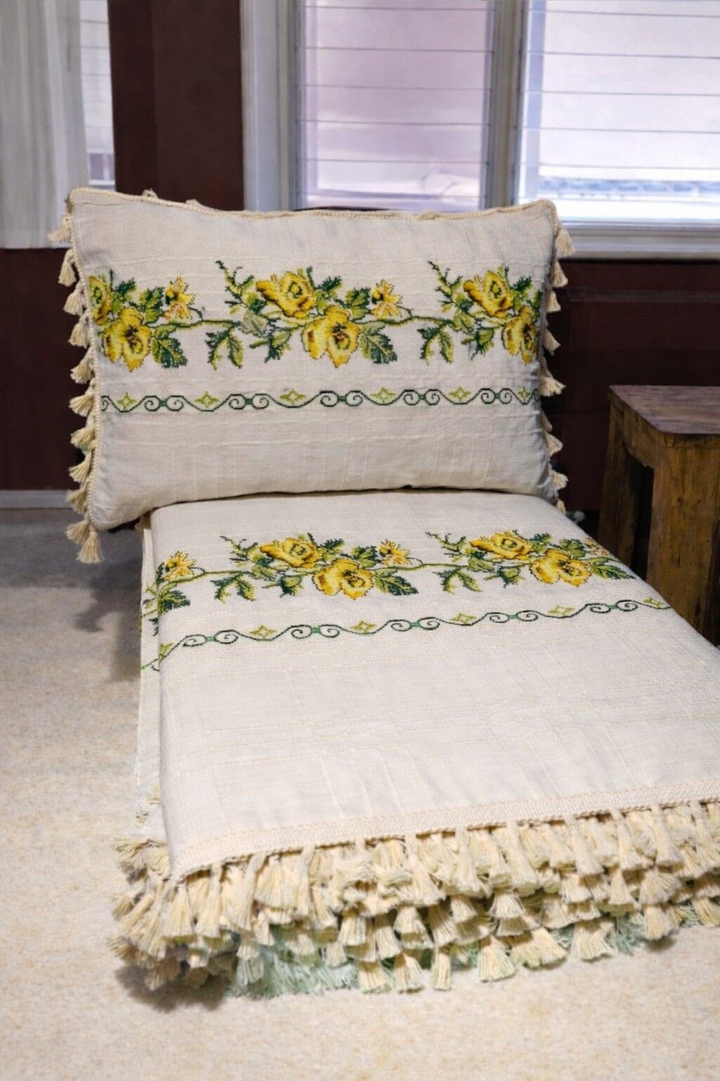 300x180 GÜL Kanaviçe işlemeli Çekyat Koltuk Örtüsü  Buldan Işi  ( 2 KIRLENT KILIFI HEDIYELI)