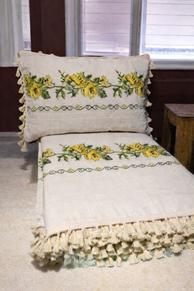 300x180 GÜL Kanaviçe işlemeli Çekyat Koltuk Örtüsü  Buldan Işi  ( 2 KIRLENT KILIFI HEDIYELI)