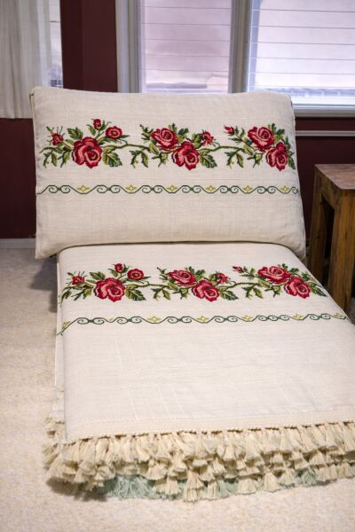 GÜL Kanaviçeli Koltuk Örtüsü 350x180 ( 2 KIRLENT KILIFI HEDIYELI) Kırmızı