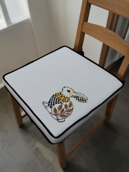 Tavşan Nakışlı Sandalye Minderi 40x40x5 cm Panama Keten 5 cm Süngerli Özel Tasarım