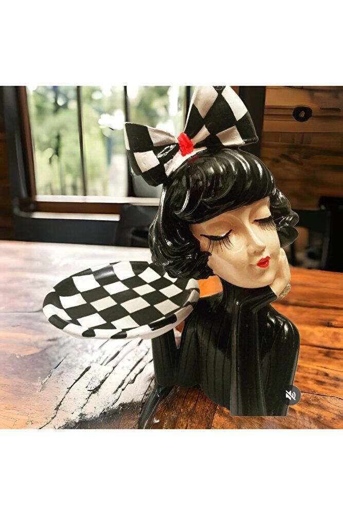 Tepsili SIYAH KARELI Kız