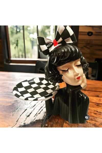 Tepsili SIYAH KARELI Kız